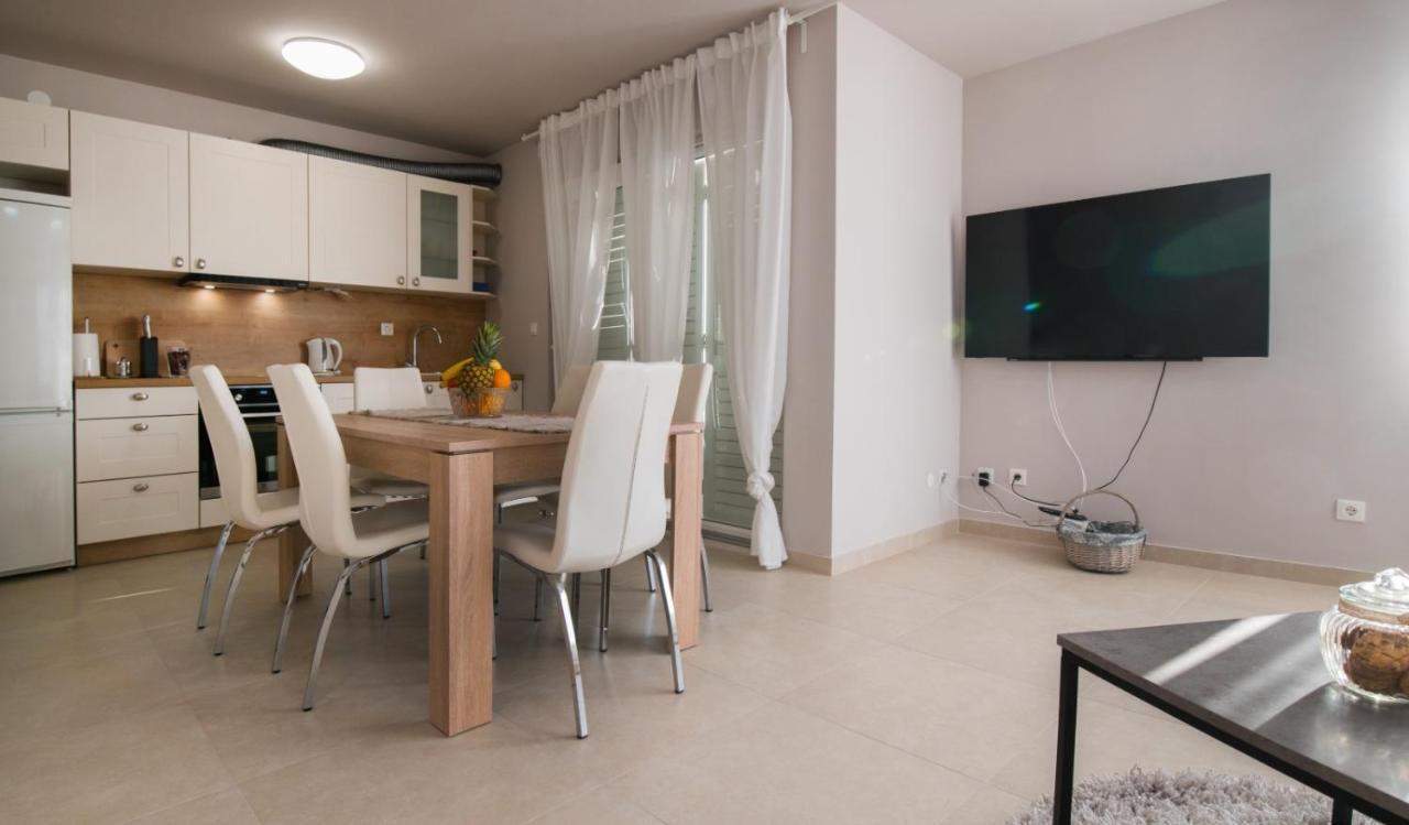Brand New Aparment With Sea View & Swimming Pool At Ciovo - Villa Fiorentini โตรกีร์ ภายนอก รูปภาพ