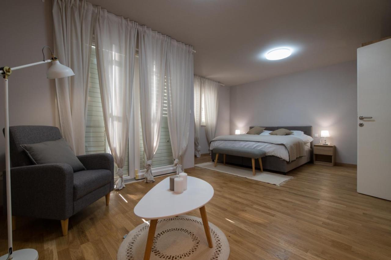 Brand New Aparment With Sea View & Swimming Pool At Ciovo - Villa Fiorentini โตรกีร์ ภายนอก รูปภาพ